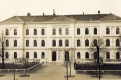 Hauptschule-Enkplatz