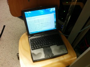 Ein Laptop mit serieller Schnittstelle dient als Terminal zu den CISCO-Routern